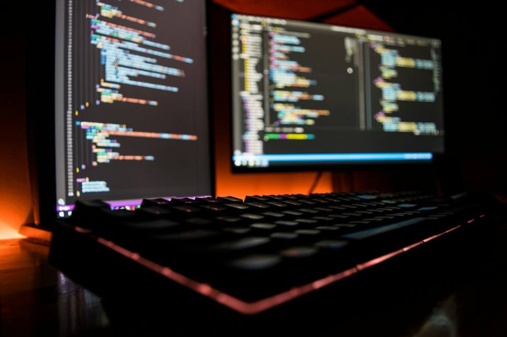 Strony internetowe Bieruń – klawiatura i monitory z kodem strony