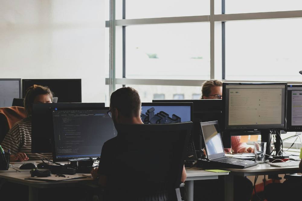 Strony internetowe Koło – zespół przy komputerach w agencji
