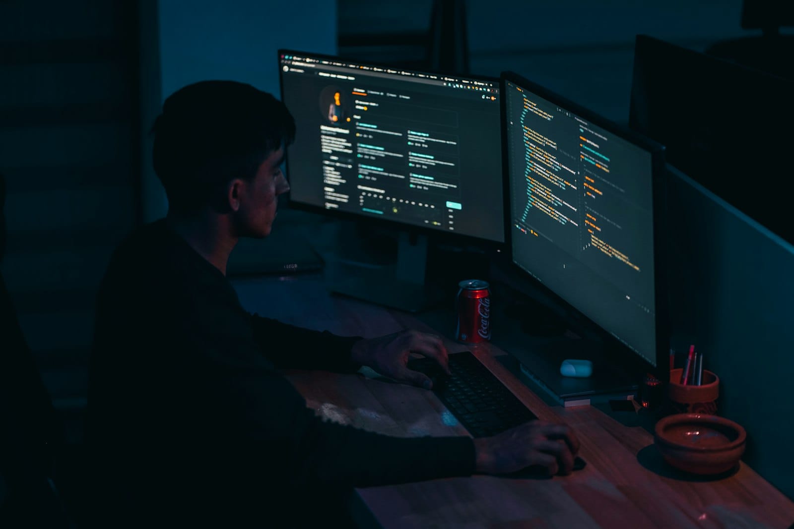 Programista tworzący stronę internetową – Proyektra Gorzów